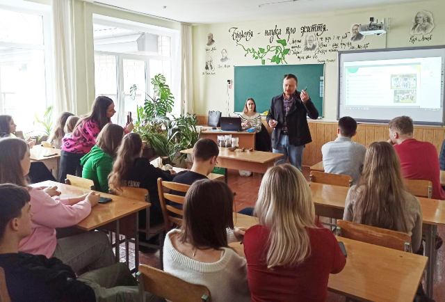 Богдан Гавришок знайомить учнів з мінералами